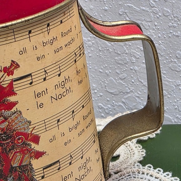 Vintage Christmas Music Tin Salt‎ Pepper Shakers Red Wreath Design Set Red Metal - Picture 3 of 9